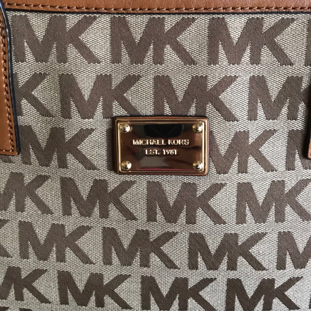 Michael Kors Millbrook Shoulder Tote 🌺🌺 - Picture 4 of 8